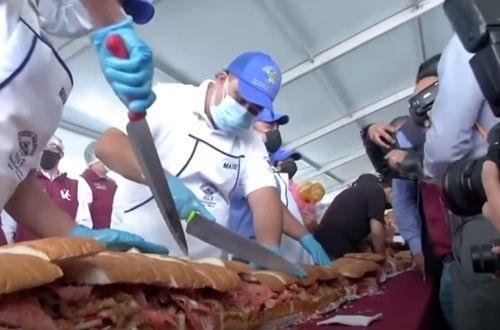 Chiếc bánh mì Sandwich dài nhất thế giới làm trong thời gian siêu ngắn-1