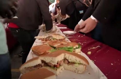 Chiếc bánh mì Sandwich dài nhất thế giới làm trong thời gian siêu ngắn-2