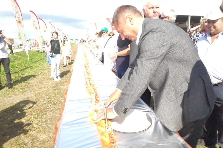 Chiếc bánh mì Sandwich dài nhất thế giới làm trong thời gian siêu ngắn-3