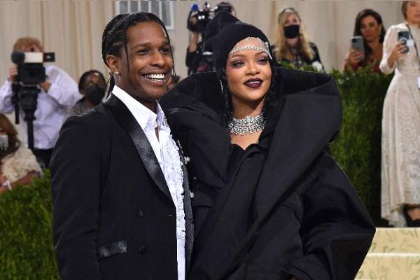 Madonna hôn kiểu Pháp với 2 người phụ nữ trong tiệc sinh nhật tuổi 64-5