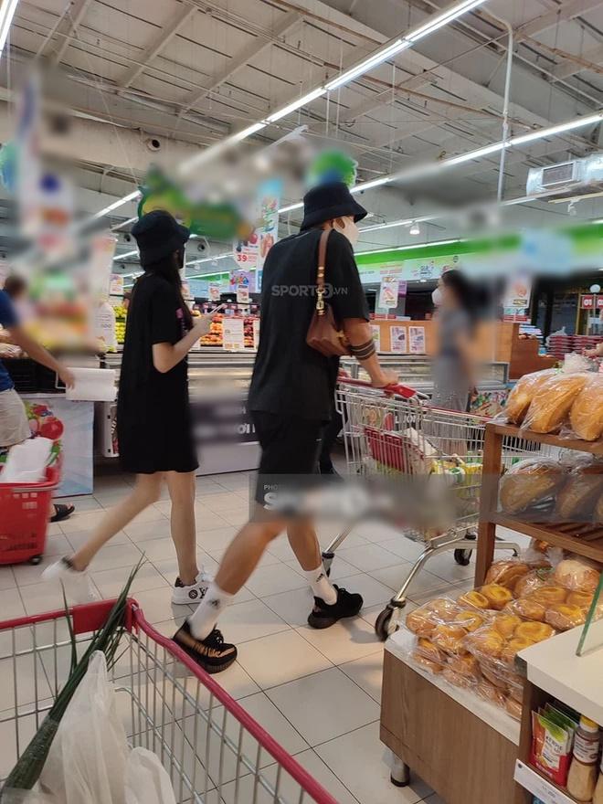 Cả hai bị bắt gặp đi siêu thị và diện nguyên cây đồ đôi màu đen. Văn Hậu còn đeo túi xách cho bạn gái cực tình cảm.