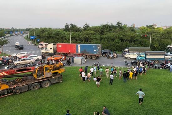 Nóng: Xe cẩu mất lái, đâm hàng loạt xe máy gần cầu Thăng Long