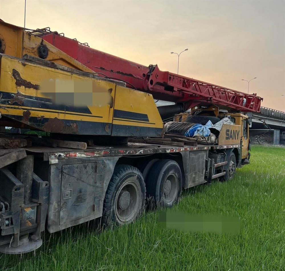 Nóng: Xe cẩu mất lái, đâm hàng loạt xe máy gần cầu Thăng Long-2