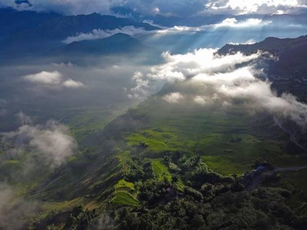 Từ điểm cuối cao tốc Nội Bài - Lào Cai, du khách sẽ tiếp tục cung đường hơn 60 km để đến với xã vùng biên Y Tý.