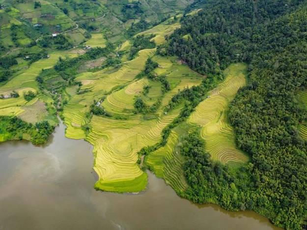 Huyện biên giới Bát Xát (Lào Cai) là điểm đến được nhiều người lựa chọn với những thửa ruộng bậc thang trải dài khắp các xã Y Tý, A Lù, Mường Hum, Dền Sáng…