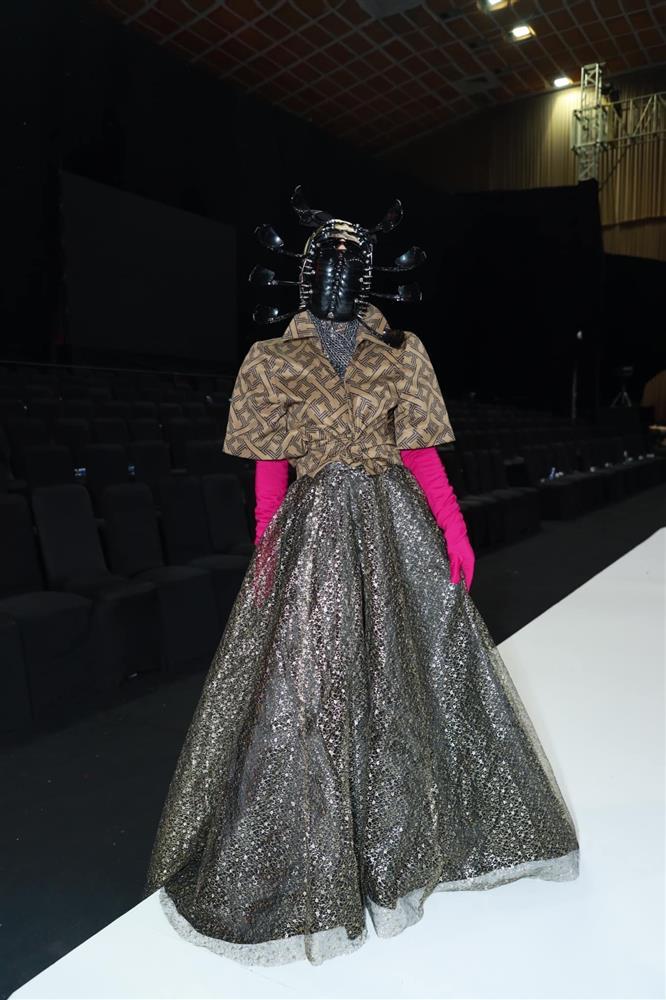 Hàng ghế đầu thời trang mất giá trị vì TikToker tai tiếng-2