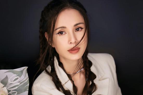 Lý Nhược Đồng tái hiện cảnh ngủ trên dây của Tiểu Long Nữ