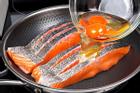 Biến tấu cá hồi áp chảo cực ngon miệng với trứng