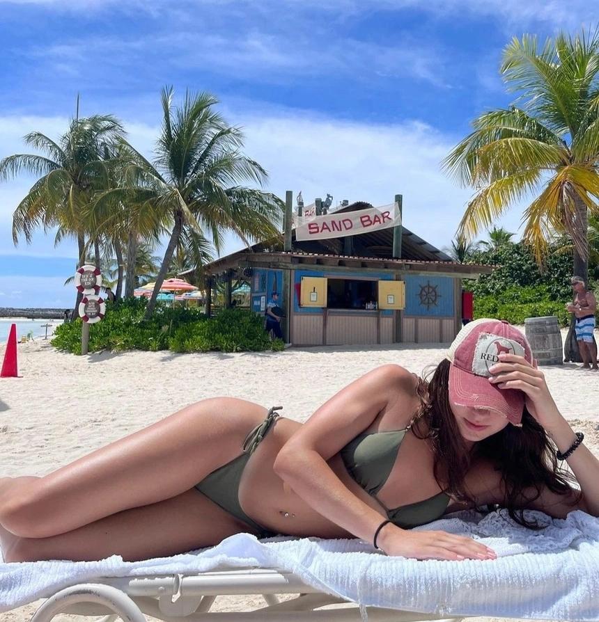 Hòn đảo du lịch của Disney có bãi biển riêng cho người lớn-1