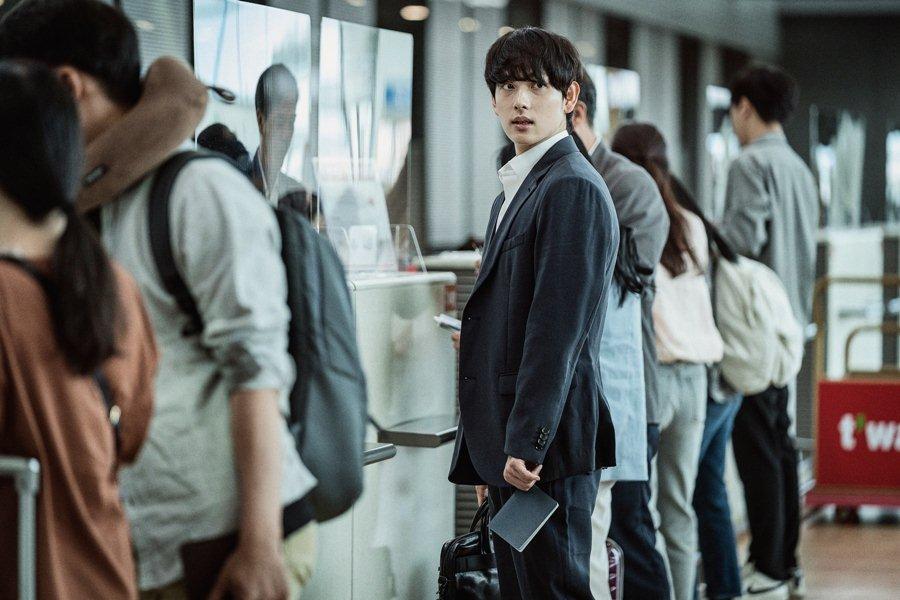 Xuất hiện bên cạnh những diễn viên kỳ cựu như Song Kang Ho hay Lee Byung Hun, Im Si Wan dường như không hề bị lép vế. Ảnh đế Song Kang Ho bày tỏ: "Cậu ấy đã có một màn thể hiện tuyệt vời. Tôi đã gửi tin nhắn khen ngợi cậu ấy, thực sự rất tự hào vì Siwan". Trong khi đó, Lee Byung Hun nói: "Cậu ấy có thể diễn ra được vẻ ghê rợn bằng gương mặt xinh xắn, hiền lành ấy, tôi rất ngạc nhiên".