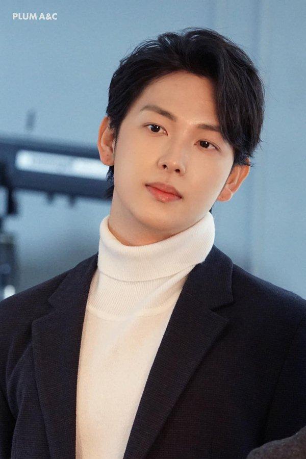 Im Si Wan sinh năm 1988, ra mắt với tư cách là thành viên của nhóm nhạc idol nam ZE:A. Sở hữu nhiều thành viên điển trai, âm nhạc cuốn hút song ZE:A lại chìm nghỉm giữa "cơn bão" Kpop năm 2010.