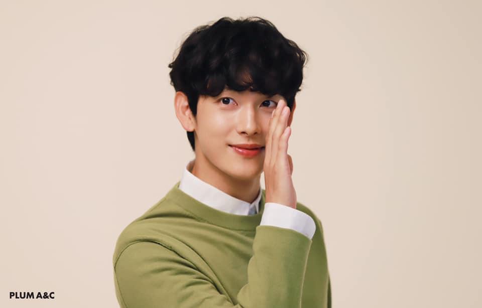 Im Si Wan chỉ thực sự tỏa sáng khi anh lấn sân sang lĩnh vực diễn xuất với vai diễn Heo Yeom lúc nhỏ trong bộ phim ăn khách "Mặt Trăng Ôm Mặt Trời". Vẻ ngoài thư sinh, điển trai của anh đã chinh phục nhiều khán giả nữ.