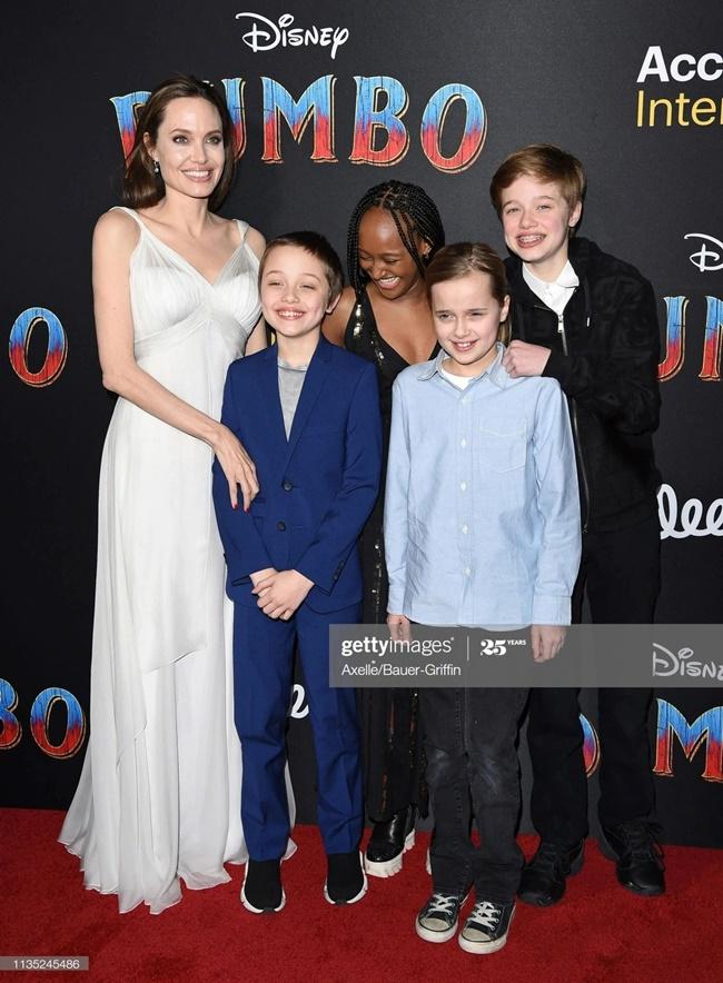 Knox cùng các anh chị của mình thường xuyên được mẹ đưa tới các sự kiện giải trí. Cậu bé thường diện những bộ suit kết hợp sơ mi, quần âu, hoặc mix&match áo thun và quần short.