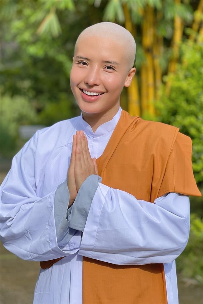 Á hậu Khánh Phương: Bố mẹ khóc khi tôi cạo đầu đi tu-1