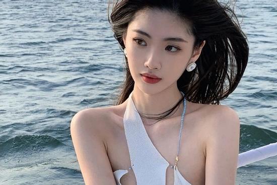 Người mẫu Trung Quốc bị công kích vì mặc phản cảm