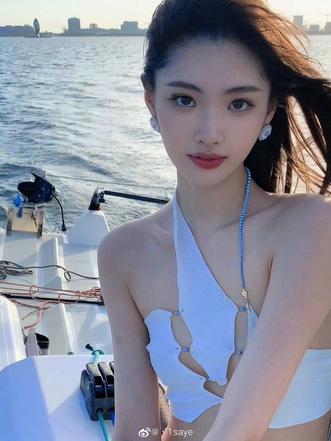 Người mẫu Trung Quốc bị công kích vì mặc phản cảm-2