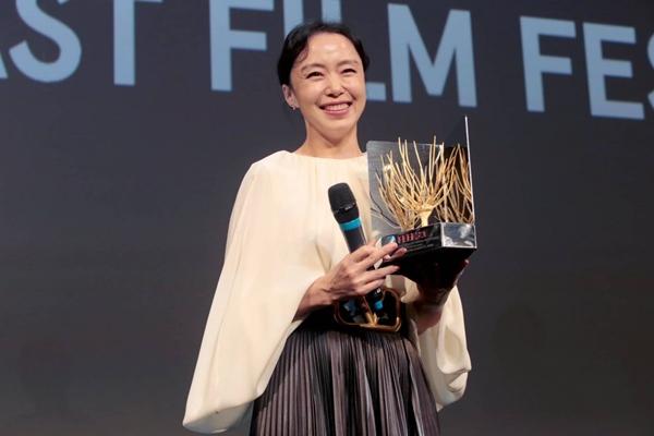 Ảnh hậu Cannes Jeon Do Yeon: Táo bạo trên màn ảnh, bình lặng trong hôn nhân-5