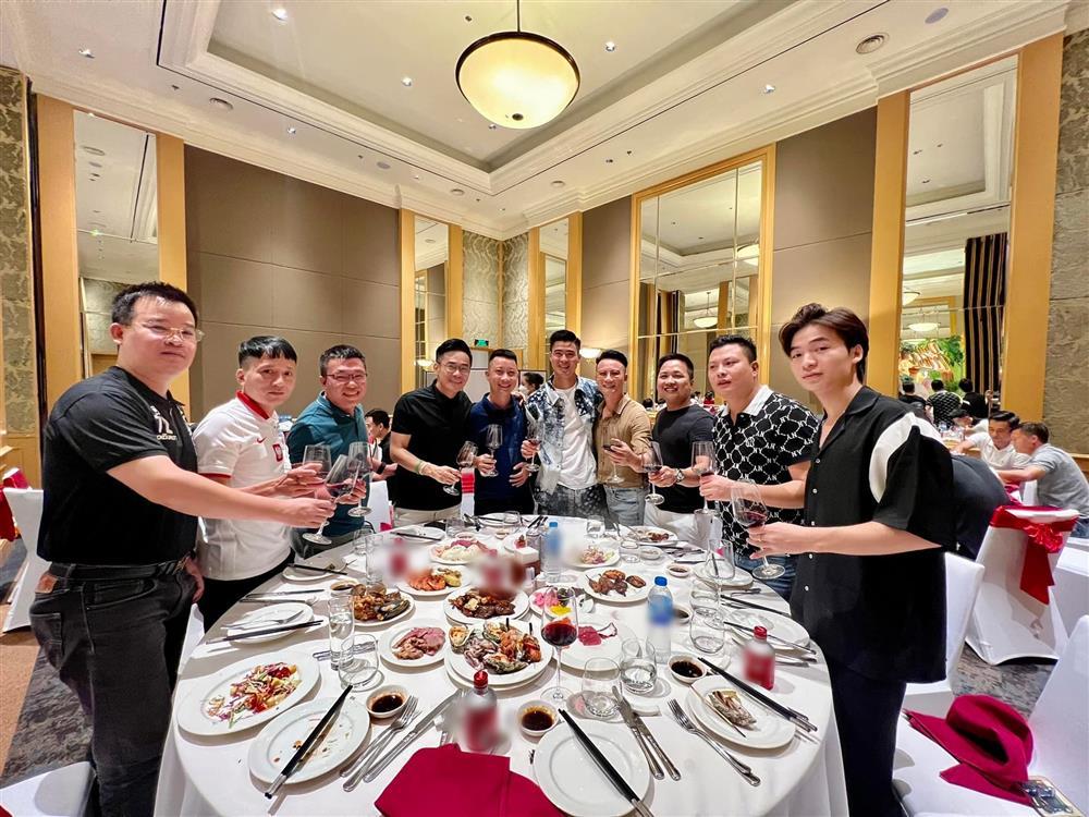 Đỗ Duy Mạnh làm tiệc linh đình cho quý tử, Hoàng Bách góp vui-3