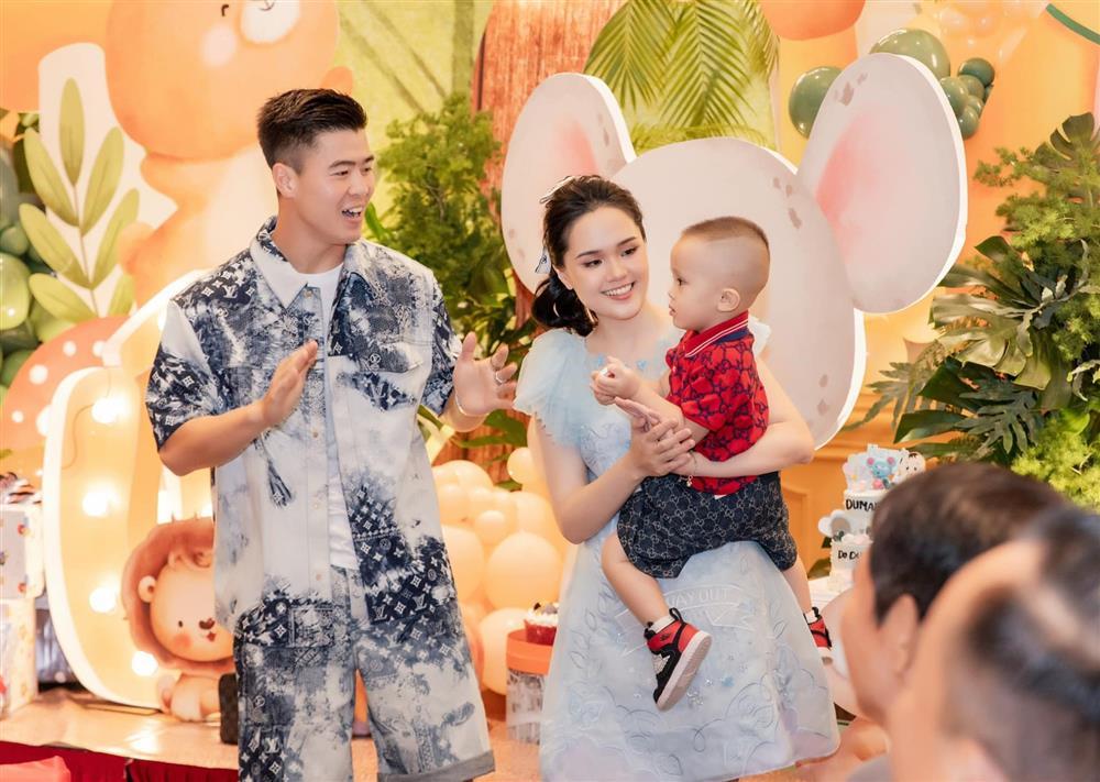 Đỗ Duy Mạnh làm tiệc linh đình cho quý tử, Hoàng Bách góp vui-4