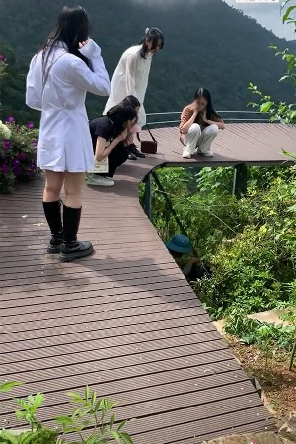 Mải quay clip sống ảo, cô gái trẻ rơi xuống khe Cầu Mây - Tam Đảo-1