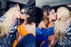 Madonna hôn kiểu Pháp với 2 người phụ nữ trong tiệc sinh nhật tuổi 64