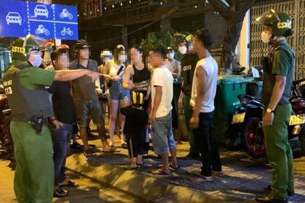 Chồng rủ bạn nhậu đánh hội đồng vợ ngoài đường-1