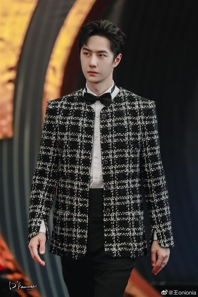 Vương Nhất Bác vừa đen, vừa xấu khác xa hình ảnh hoàn hảo trên thảm đỏ-1