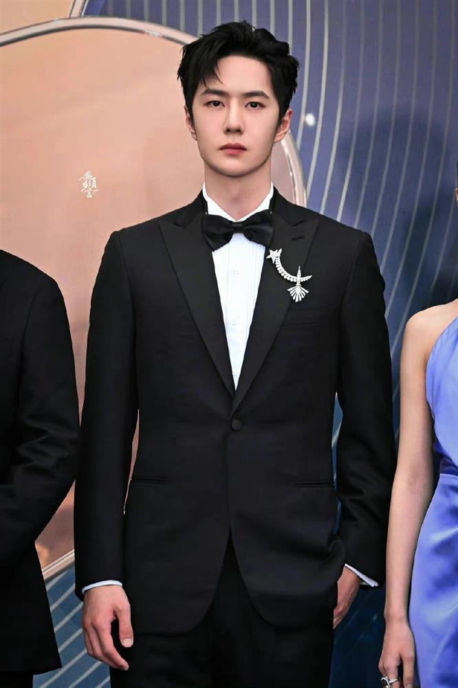 Vương Nhất Bác vừa đen, vừa xấu khác xa hình ảnh hoàn hảo trên thảm đỏ-2