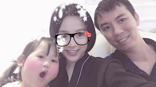 Dù liều lĩnh nhưng Huyền Baby lại chưa từng hối hận bởi cái gật đầu đầy bất ngờ ấy. Bao nhiêu năm sống cùng chồng, Huyền Baby không chỉ có một cuộc sống giàu có sang chảnh mà còn được hết mực yêu thương, chăm chút.