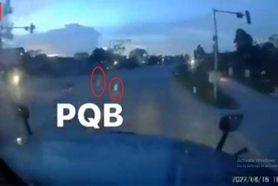 Băng qua đường, 2 học sinh bị cuốn vào gầm xe container