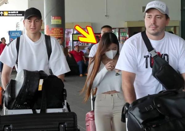 Ảnh nét căng bồ nóng bỏng hộ tống Văn Lâm đi ký hợp đồng khủng-2