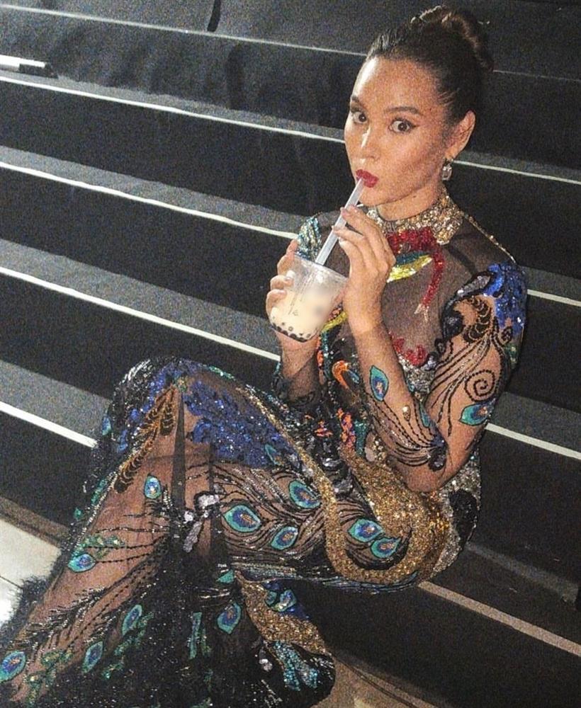 Miss World, Miss Universe, Thùy Tiên tự xô hình tượng vì trà sữa-5