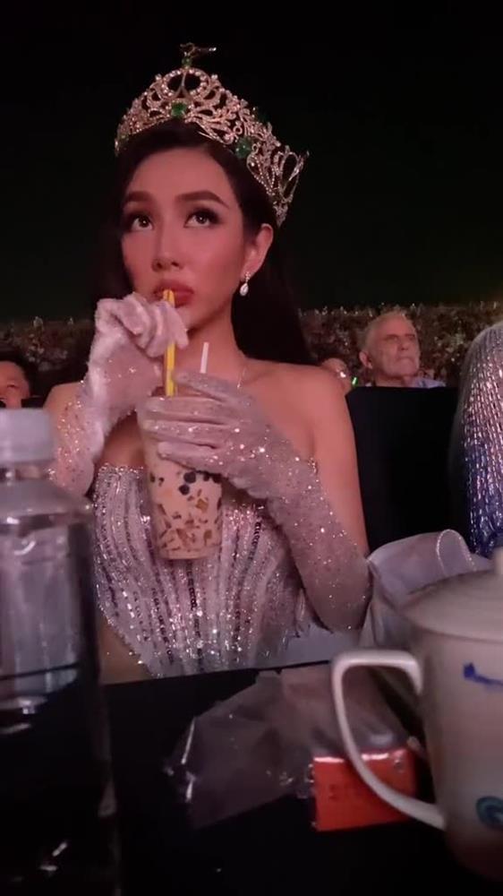 Miss World, Miss Universe, Thùy Tiên tự xô hình tượng vì trà sữa-1