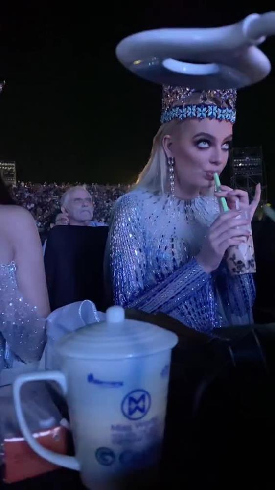 Miss World, Miss Universe, Thùy Tiên tự xô hình tượng vì trà sữa-2