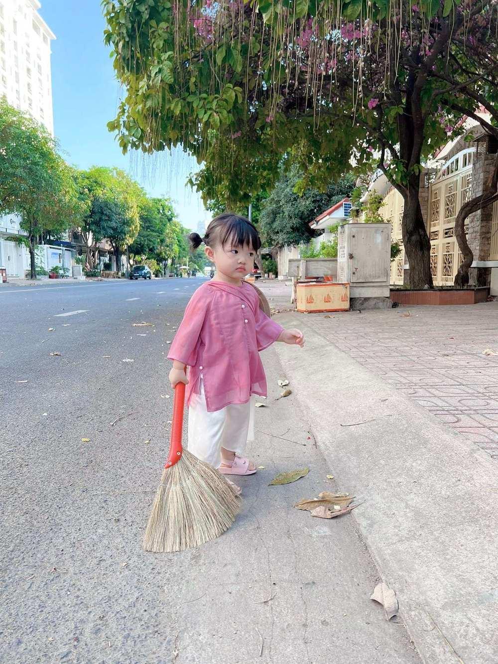 Trái ngược, bé Winnie nhà Đông Nhi lại có diện mạo cưng xỉu khi diện áo bà ba hồng và quần ống rộng màu trắng.