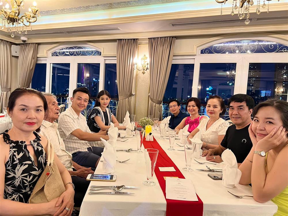 Bố mẹ chồng Lê Âu Ngân Anh sống sang chảnh, du lịch khắp nơi-2