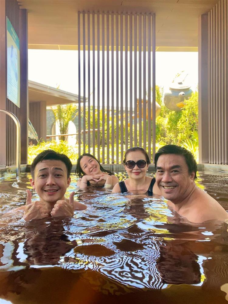 Bố mẹ chồng Lê Âu Ngân Anh sống sang chảnh, du lịch khắp nơi-8