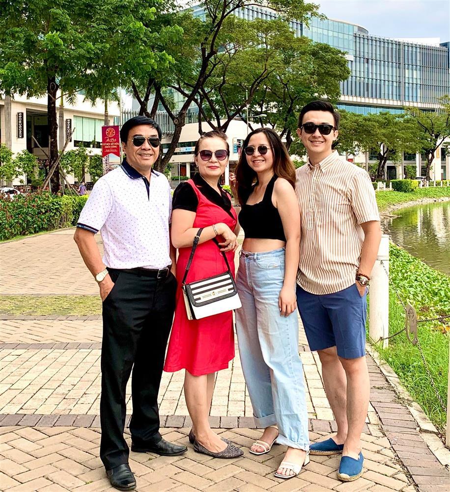 Bố mẹ chồng Lê Âu Ngân Anh sống sang chảnh, du lịch khắp nơi-23