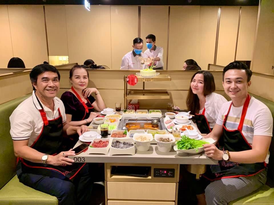 Bố mẹ chồng Lê Âu Ngân Anh sống sang chảnh, du lịch khắp nơi-25