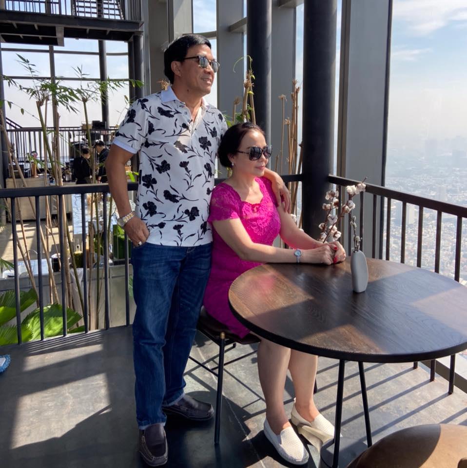 Bố mẹ chồng Lê Âu Ngân Anh sống sang chảnh, du lịch khắp nơi-32