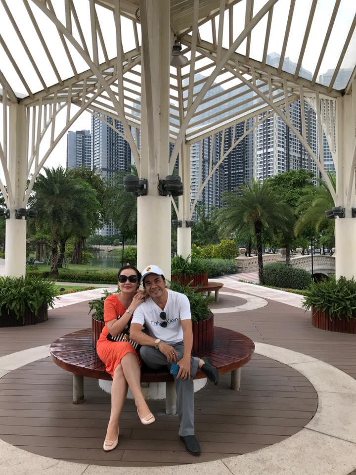 Bố mẹ chồng Lê Âu Ngân Anh sống sang chảnh, du lịch khắp nơi-34