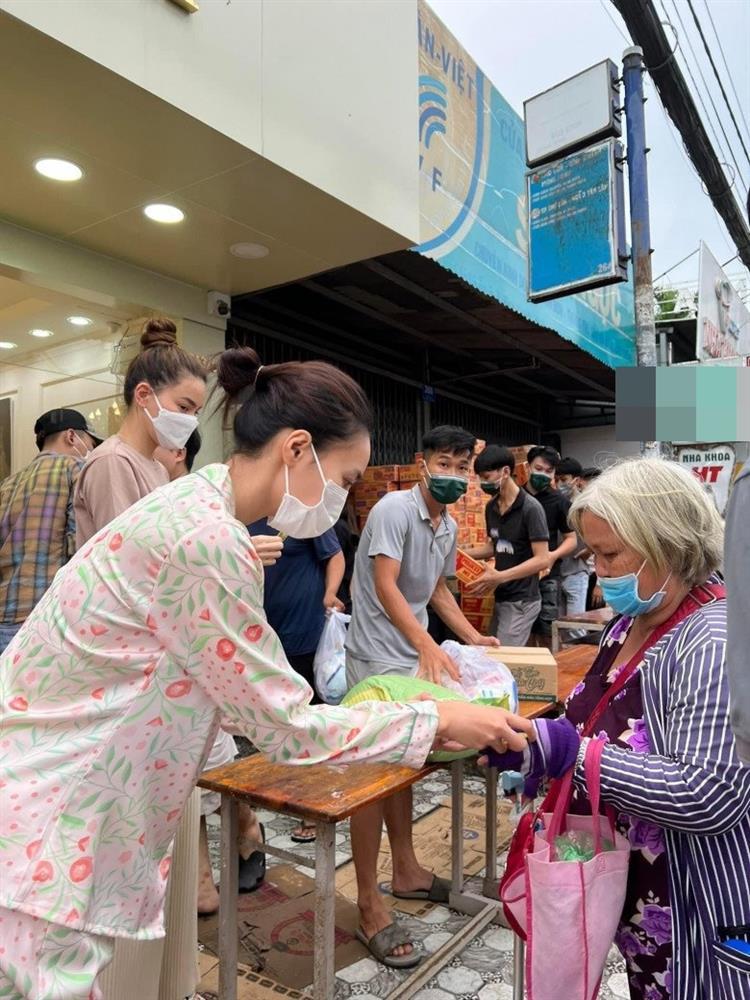 Lan Ngọc mặc đồ ngủ đi từ thiện: giản dị khác xuề xòa-2