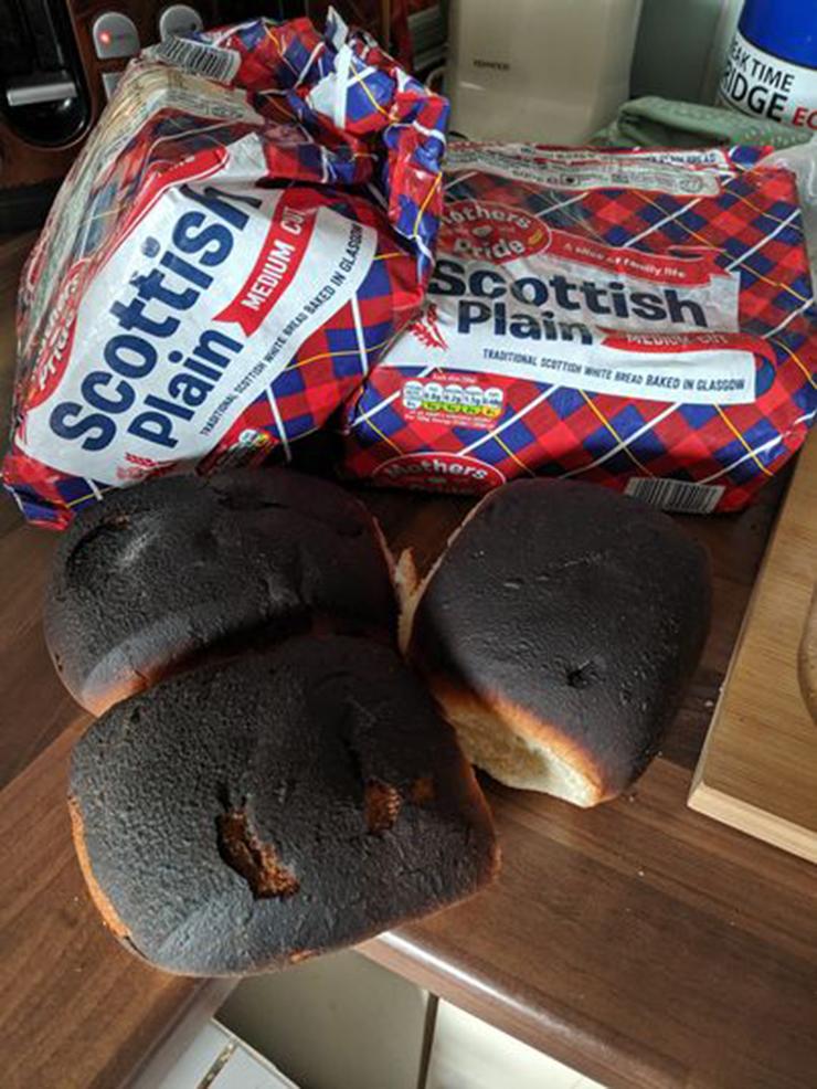 Ổ bánh mì cháy đen như than, người khen ngon người sợ bị ung thư-3