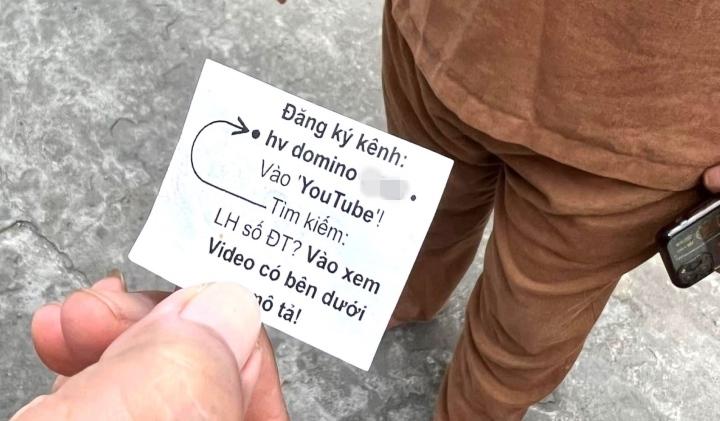 Đổ keo vào ổ khoá nhà dân kèm theo giấy kêu gọi đăng ký kênh Youtube-2