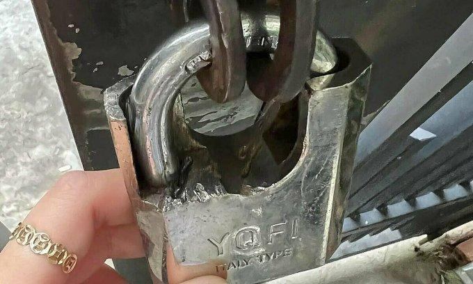 Đổ keo vào ổ khoá nhà dân kèm theo giấy kêu gọi đăng ký kênh Youtube-1