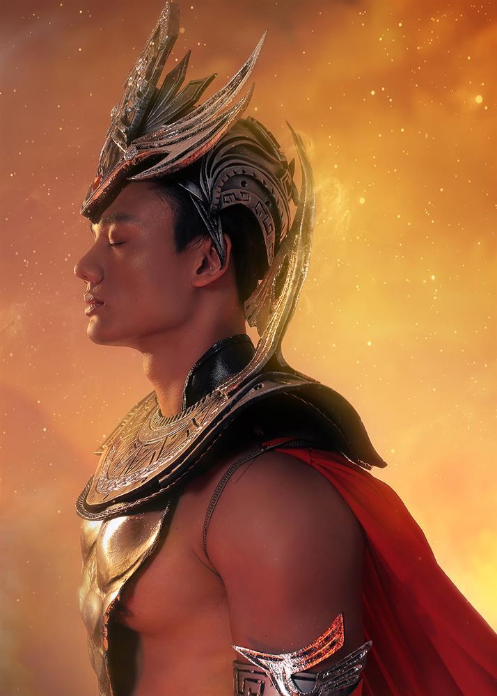 Minh Khắc mặc trang phục tái chế dát bạc thi Man of The Year-2