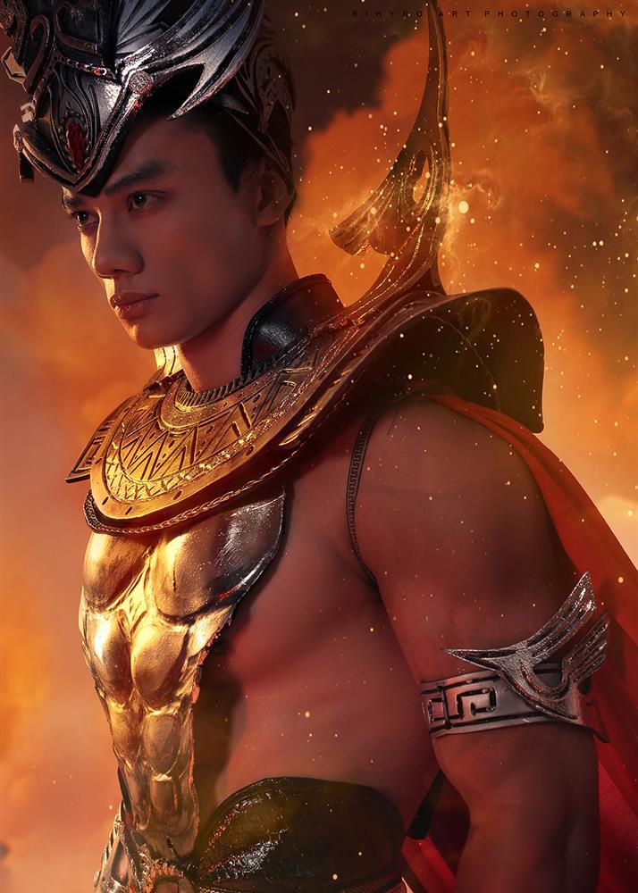 Minh Khắc mặc trang phục tái chế dát bạc thi Man of The Year-4