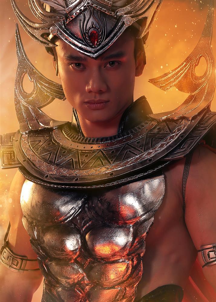 Minh Khắc mặc trang phục tái chế dát bạc thi Man of The Year-5