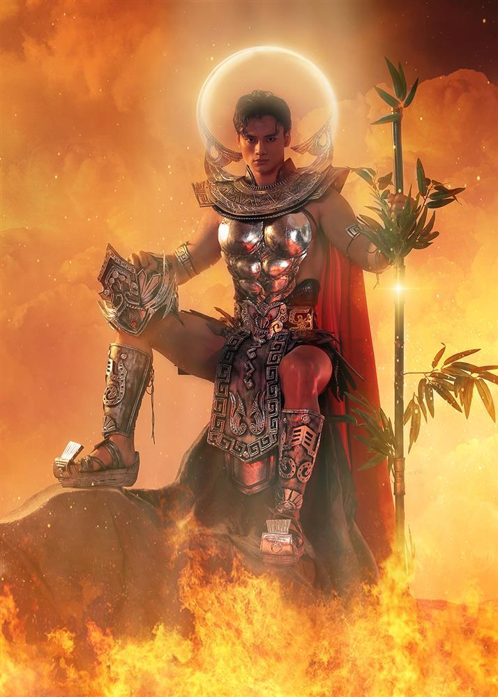 Minh Khắc mặc trang phục tái chế dát bạc thi Man of The Year-6