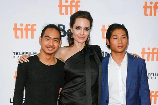 Angelina Jolie thuê Maddox và Pax Thiên làm việc cho mình